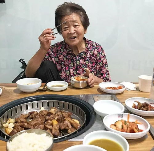 88歲爺爺當(dāng)吃播后秒變18歲，美食與活力的傳承